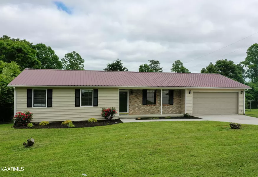 111 Hickory LN, Jacksboro, TN 37757