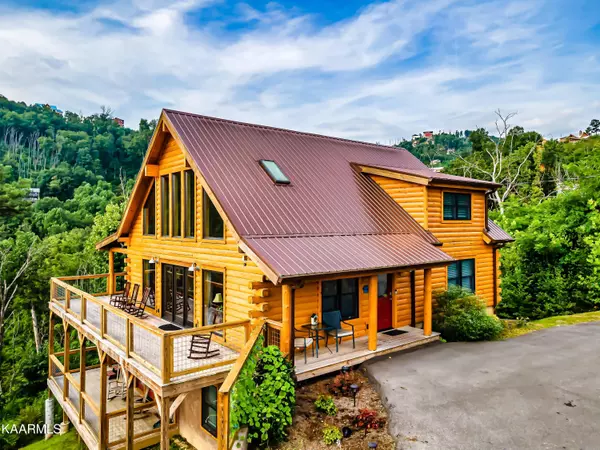 710 Pinecrest CT, Gatlinburg, TN 37738