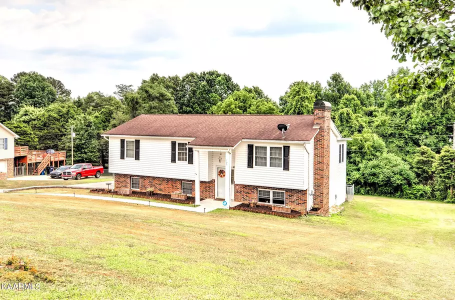 165 Hickory LN, Jacksboro, TN 37757