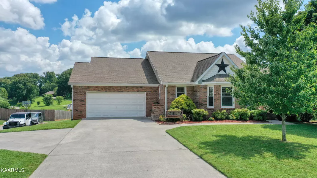 350 Hirst CIR, Lenoir City, TN 37772