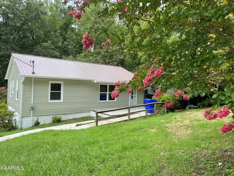 204 Montcrest DR, Harriman, TN 37748