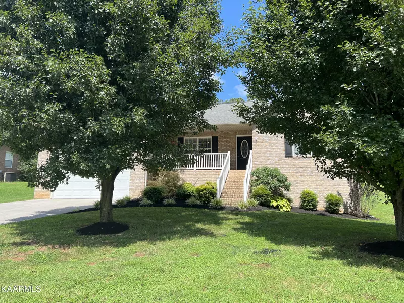 160 Hillsborough LN, Lenoir City, TN 37772