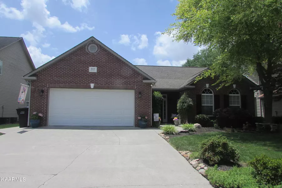 1629 Silver Oak LN, Lenoir City, TN 37772