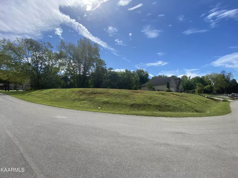 1820 Crazy Horse DR, Maryville, TN 37804