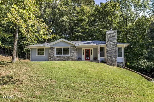 702 Edith LN, Lenoir City, TN 37771