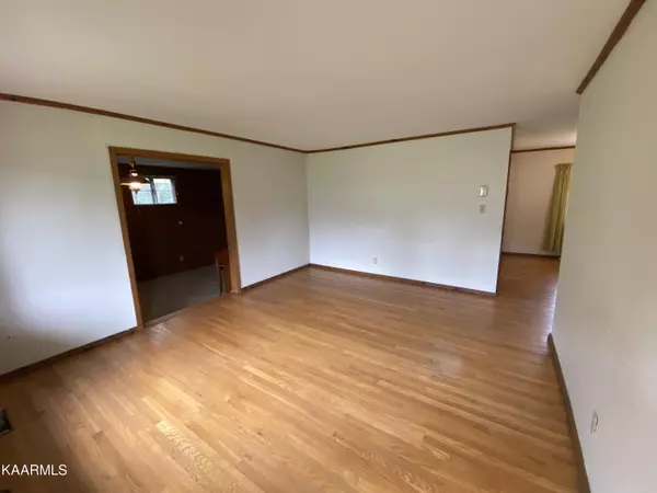 Knoxville, TN 37920,332 Liveoak DR