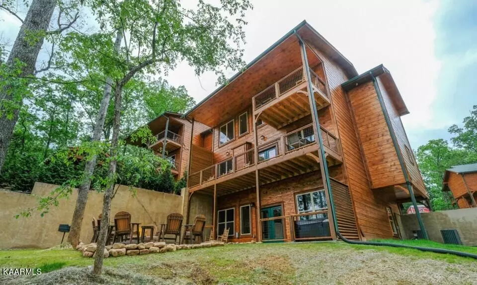 1121 Briar Patch LN, Gatlinburg, TN 37738