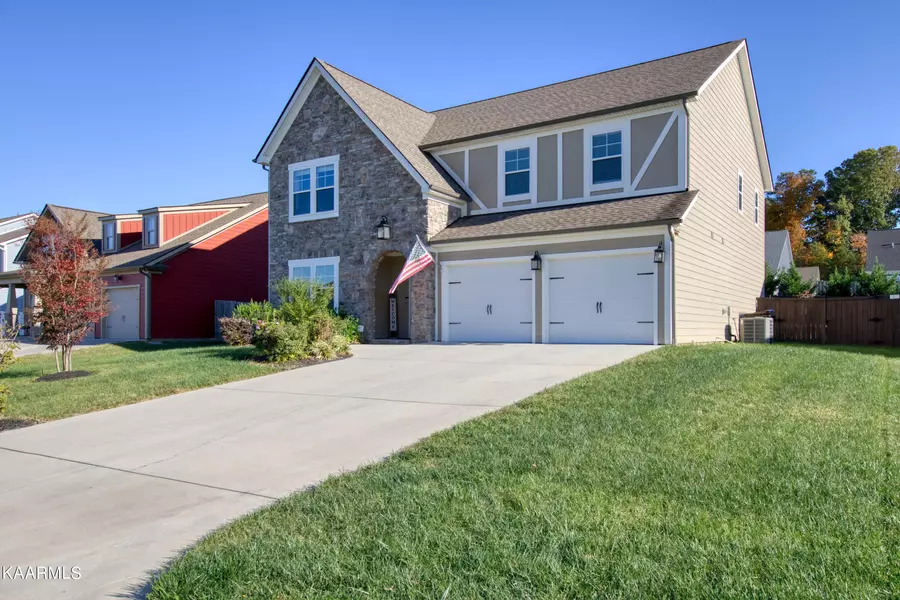 577 Roseland LN, Lenoir City, TN 37772