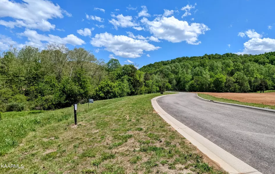 130 Forest Creek Pkwy, Oak Ridge, TN 37830