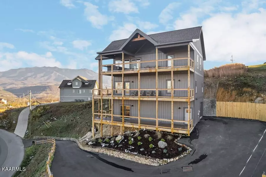 664 Wiley Oakley Drive DR, Gatlinburg, TN 37738