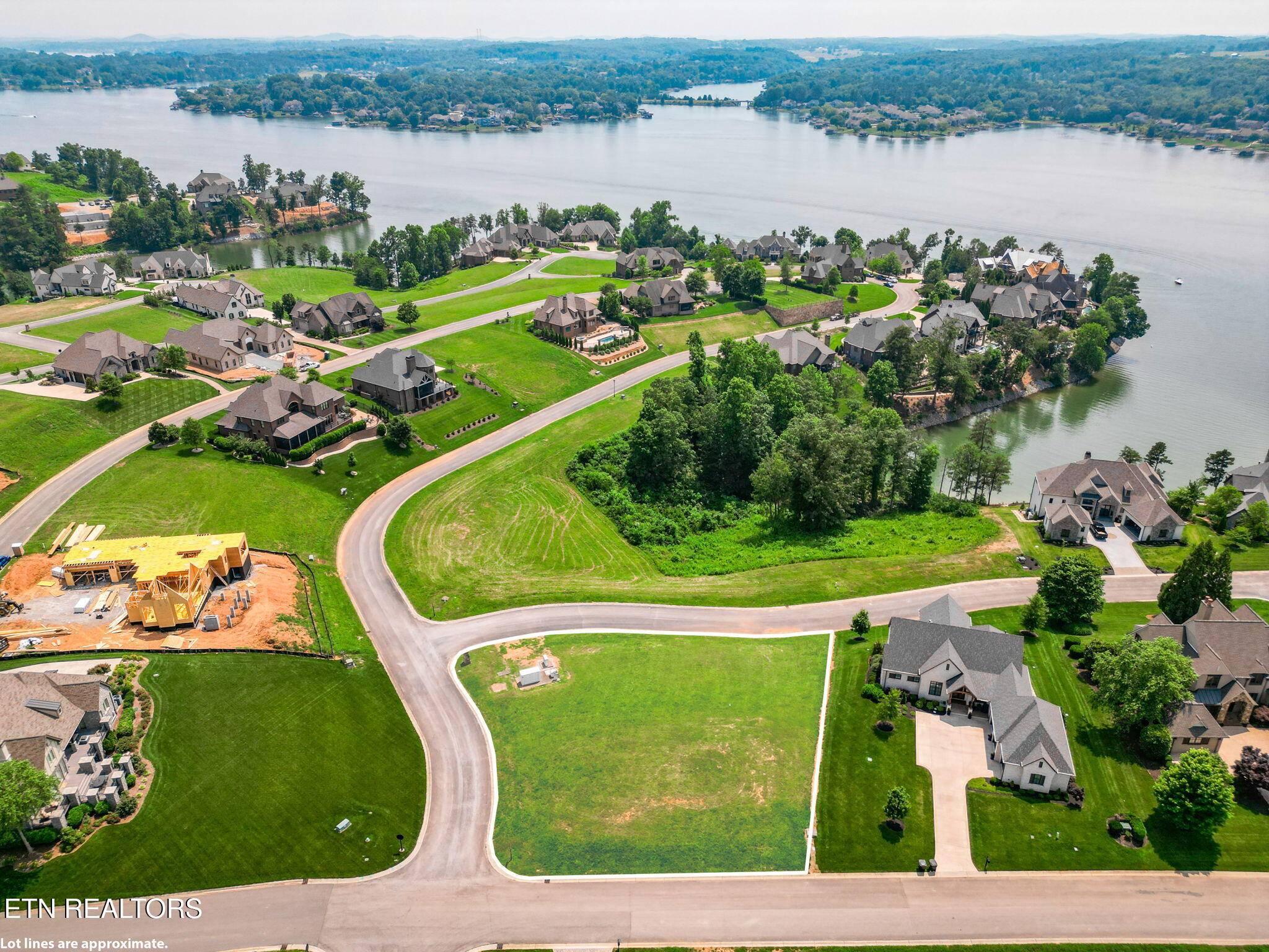 210 Beacon CT, Lenoir City, TN 37772