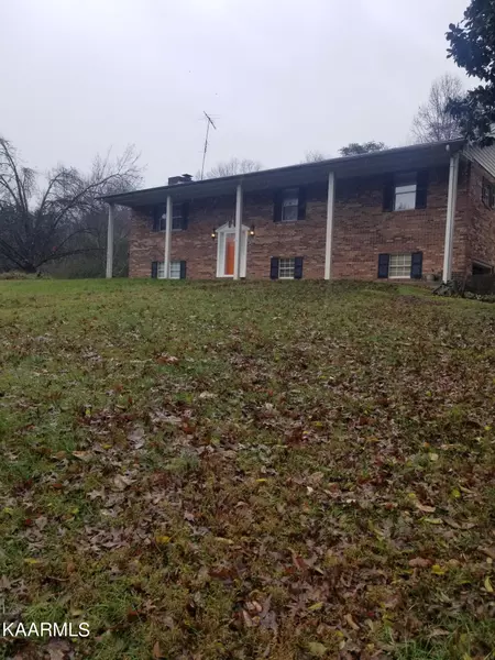 305 Jefferson LN, Clinton, TN 37716