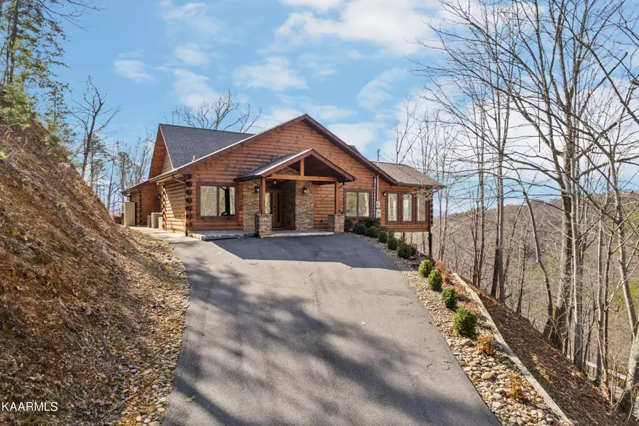 1012 Pine Top LN, Gatlinburg, TN 37738