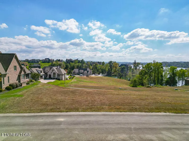 863 Castaway LN, Lenoir City, TN 37772