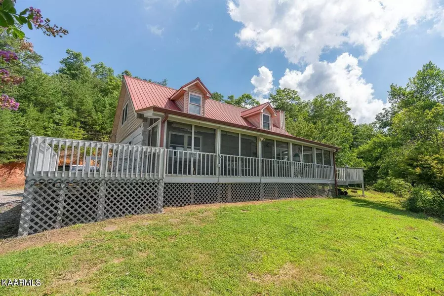 719 E Millers Cove Rd, Walland, TN 37886