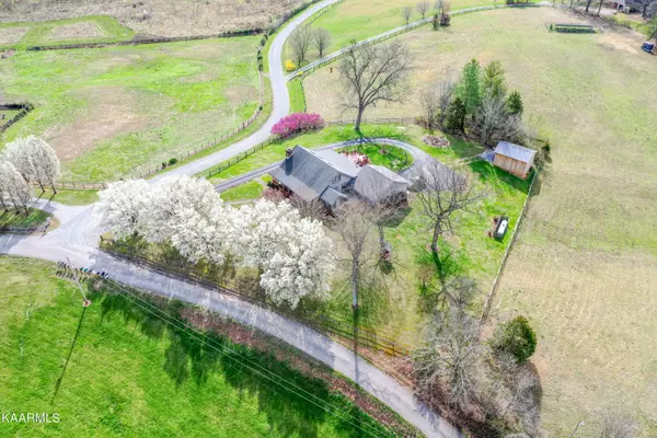 Walland, TN 37886,918 Country LN