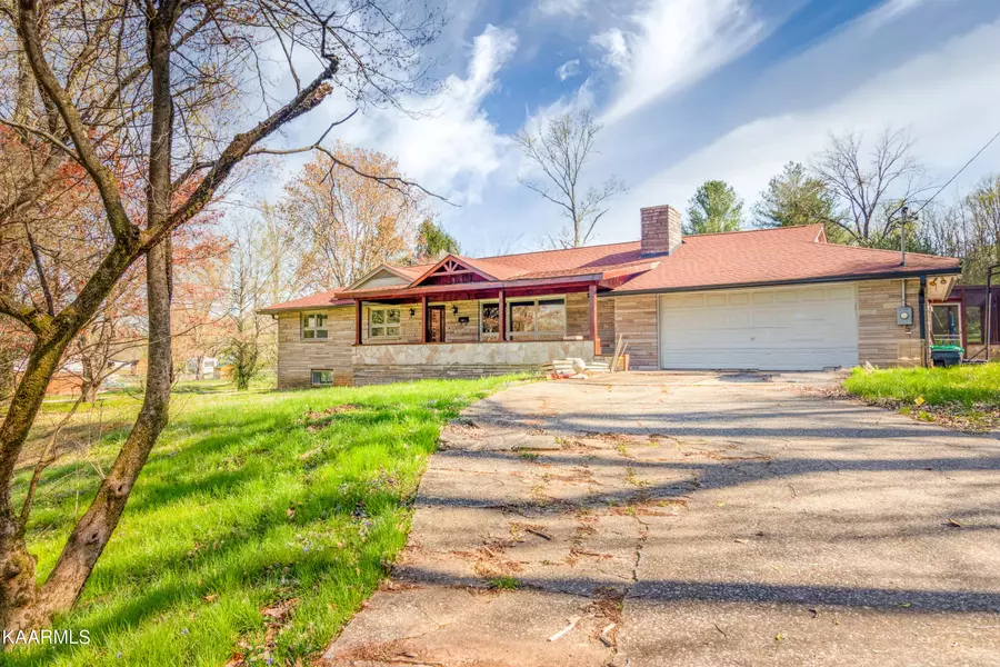 325 Vernal DR, Harriman, TN 37748