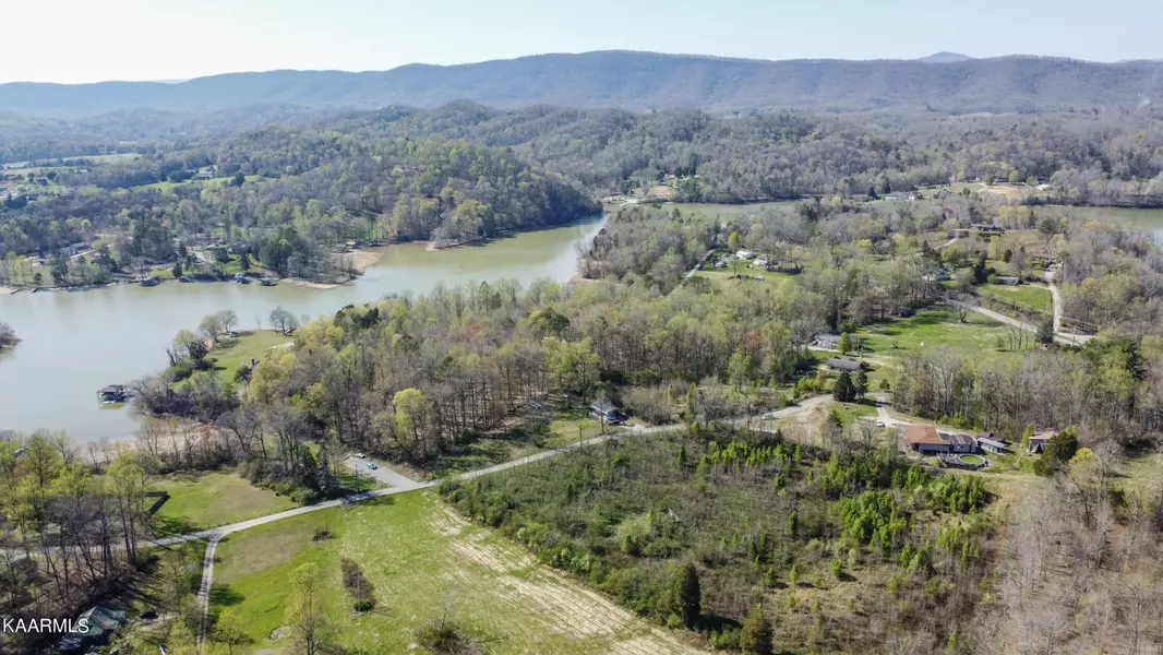 147 Lancer Rd, Harriman, TN 37748