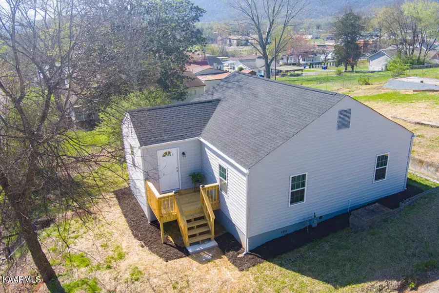 144 Foster Ave, Harriman, TN 37748