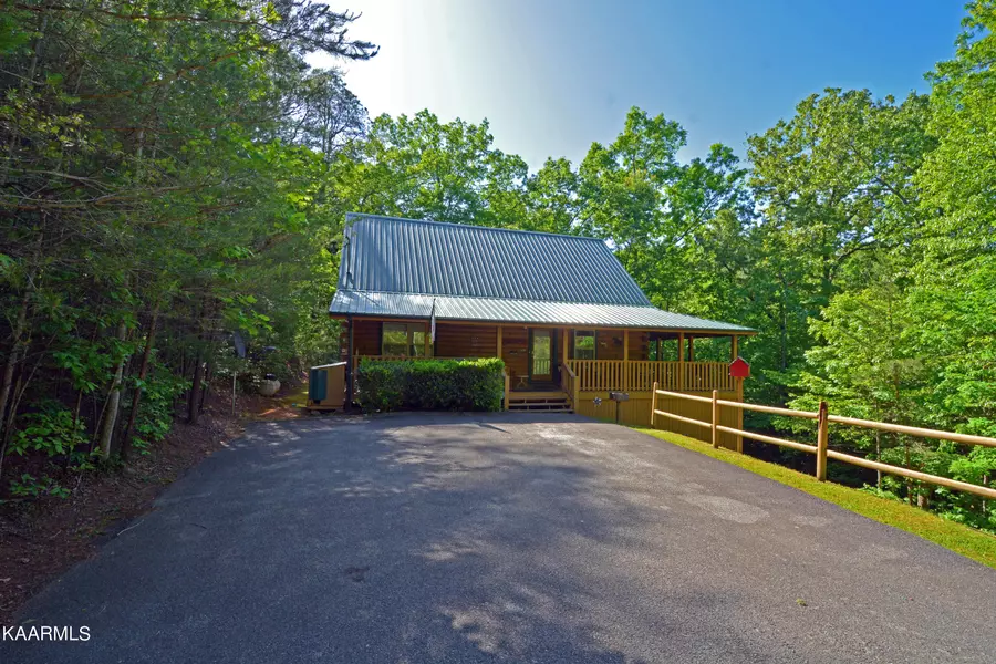 3503 Mtn Top LN, Sevierville, TN 37876