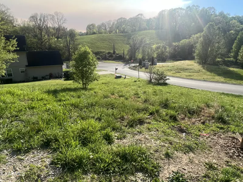 148 Hillside LN, Lenoir City, TN 37771