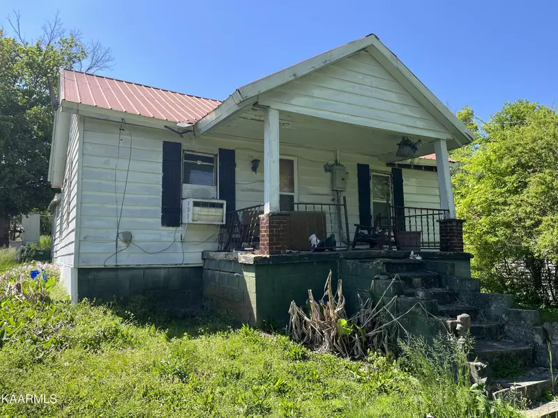 220 Woody Ave, Harriman, TN 37748