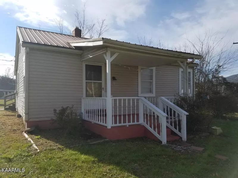 102 Carr Ave, Harriman, TN 37748