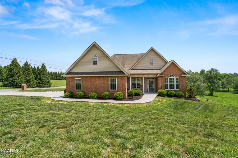 229 Florence CIR, Dandridge, TN 37725