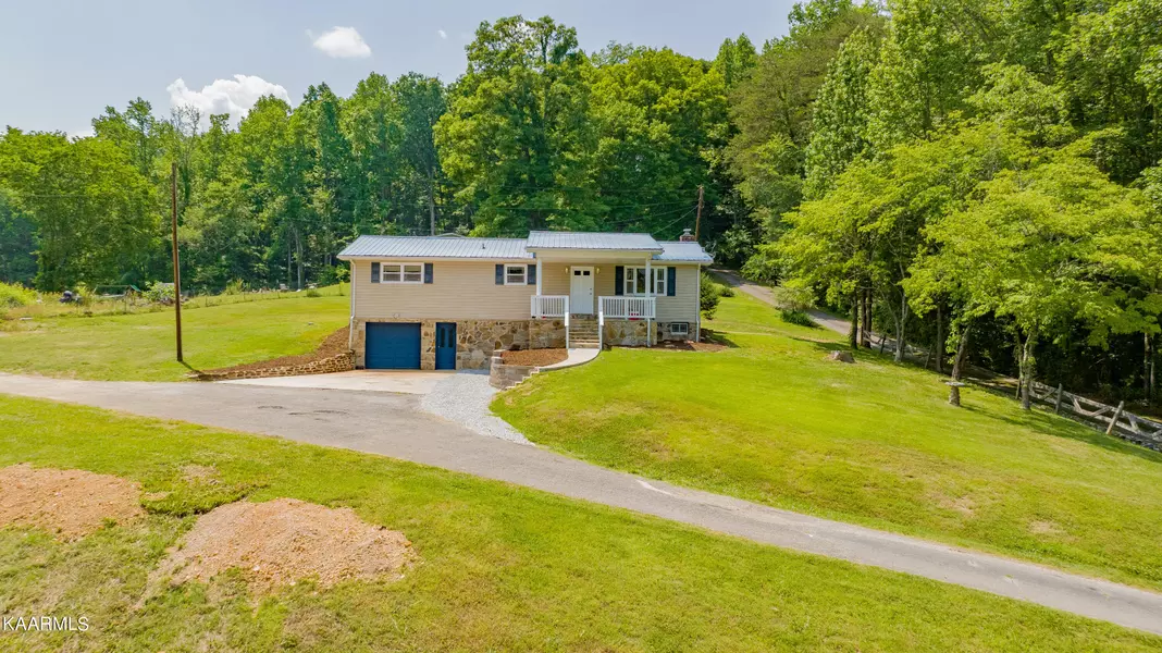 812 Riggs Chapel Rd, Harriman, TN 37748