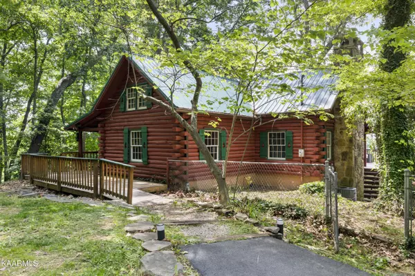 1008 Foothills DR, Gatlinburg, TN 37738