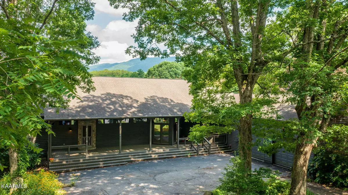 Tellico Plains, TN 37385,210 Hot water Rd