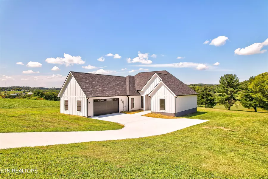 347 Fairway DR, Dandridge, TN 37725