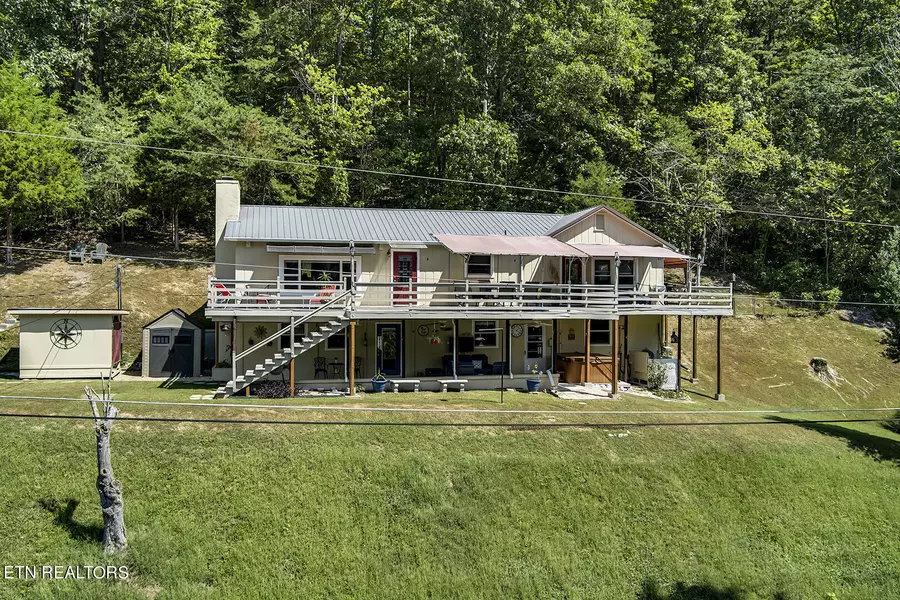 223 Lakecrest DR, Harriman, TN 37748