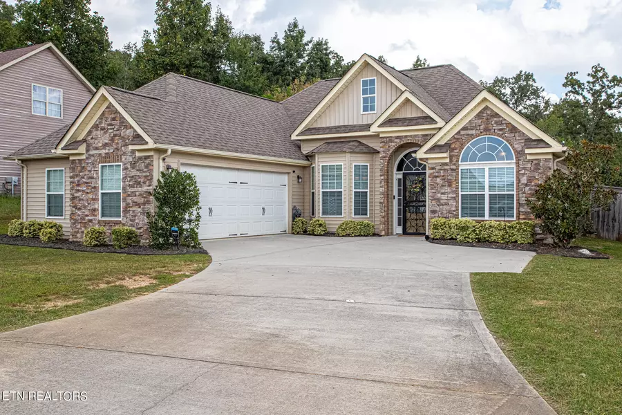 142 Whispering Oaks DR, Lenoir City, TN 37771