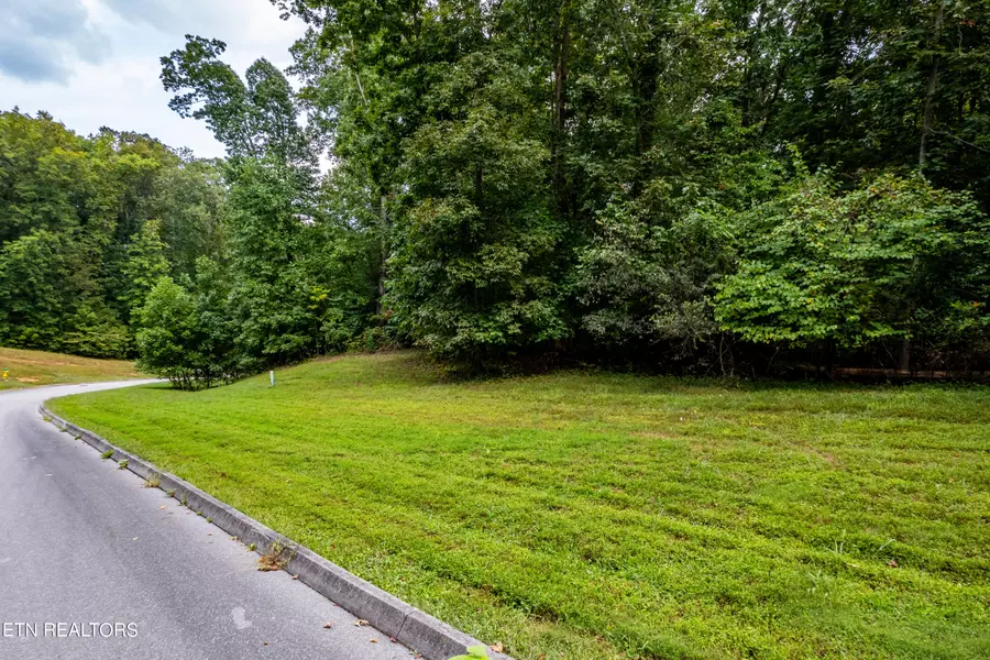 648 Quiet River LN, Loudon, TN 37774