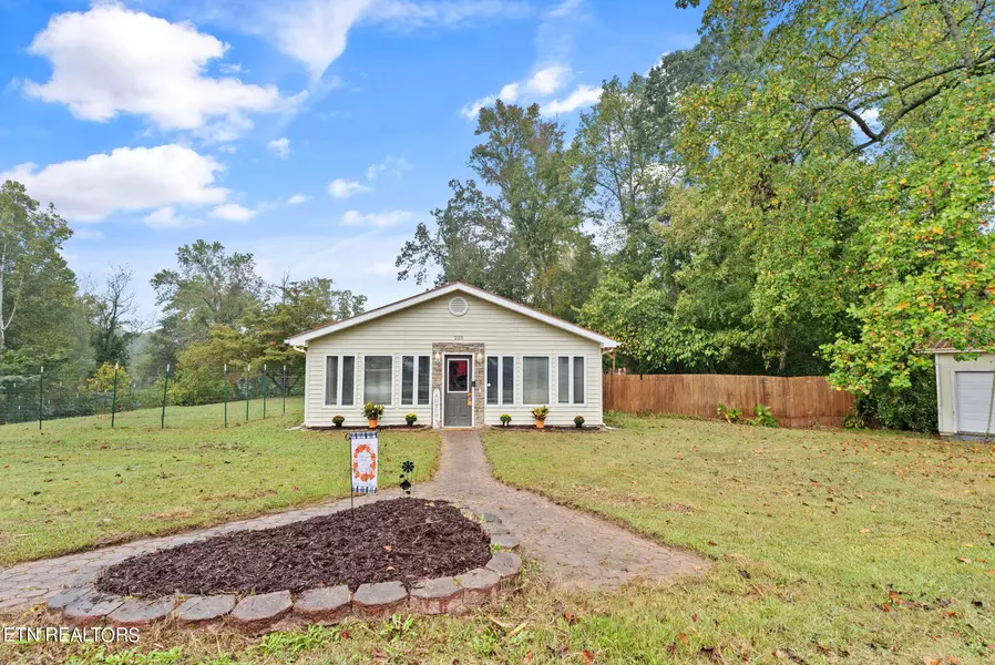 225 Capps LN, Harriman, TN 37748