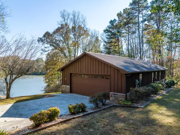 570 Scenic River Rd, Madisonville, TN 37354