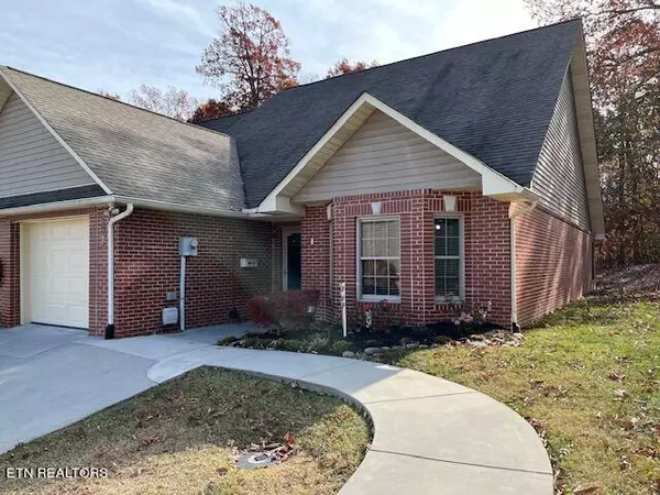 137 Pinewood DR, Lenoir City, TN 37771