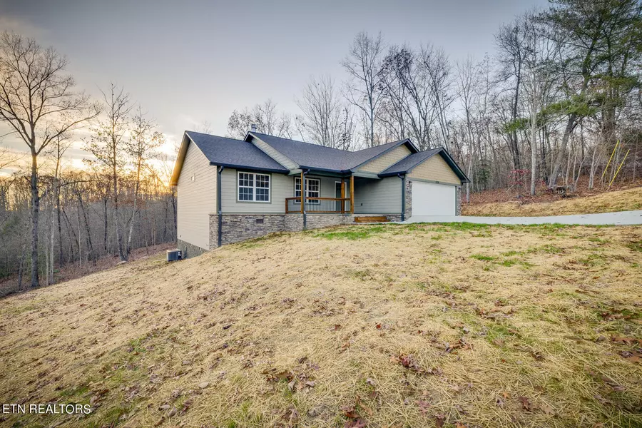 328 Countrywood PL, Harriman, TN 37748