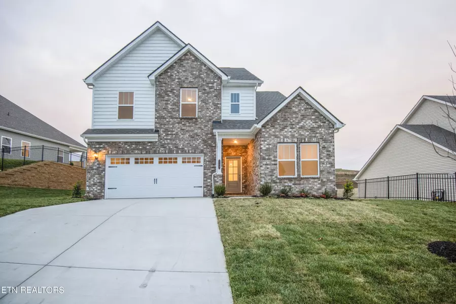 165 English Oak LN, Lenoir City, TN 37771