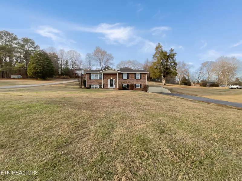 961 Wesley Rd, Lenoir City, TN 37772