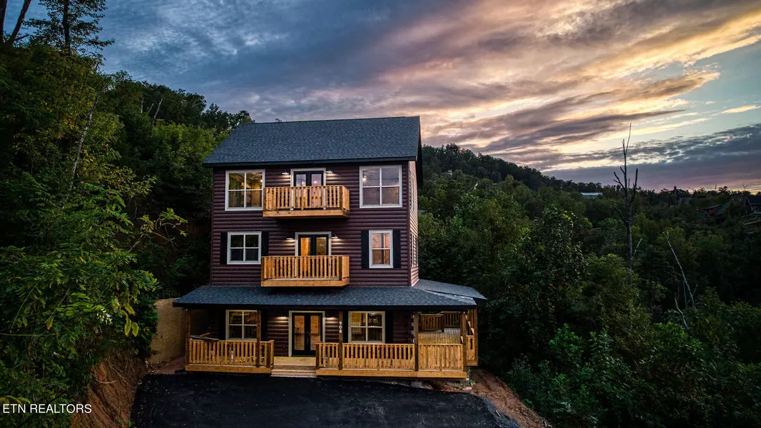 908 Crooked Ridge Rd, Gatlinburg, TN 37738