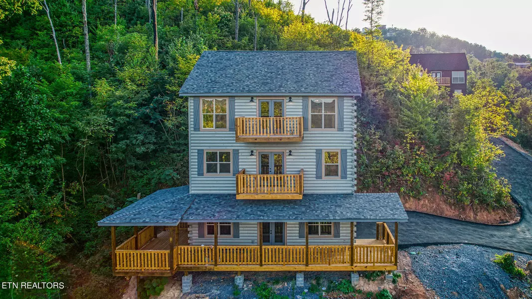 914 Crooked Ridge Rd, Gatlinburg, TN 37738