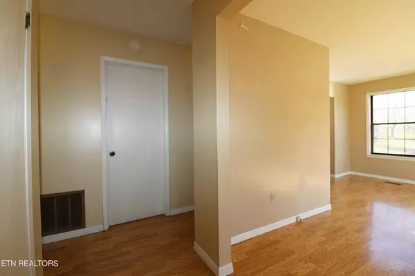 Oneida, TN 37841,332 Slaven LN