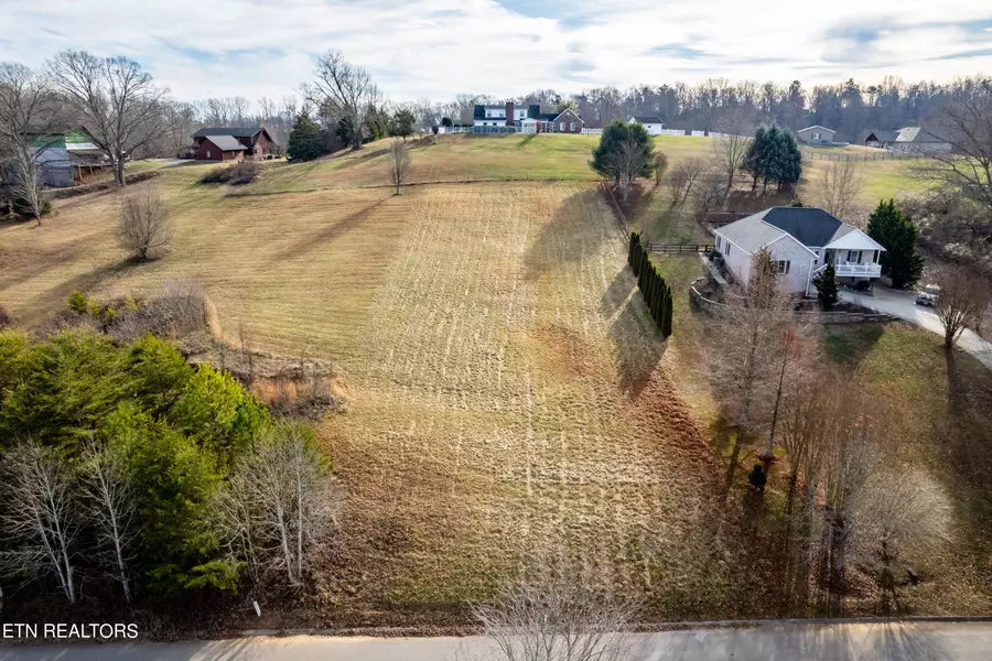 2440 Whisper Creek DR, Friendsville, TN 37737