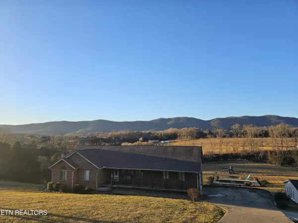 2734 Back Valley Rd, Speedwell, TN 37870