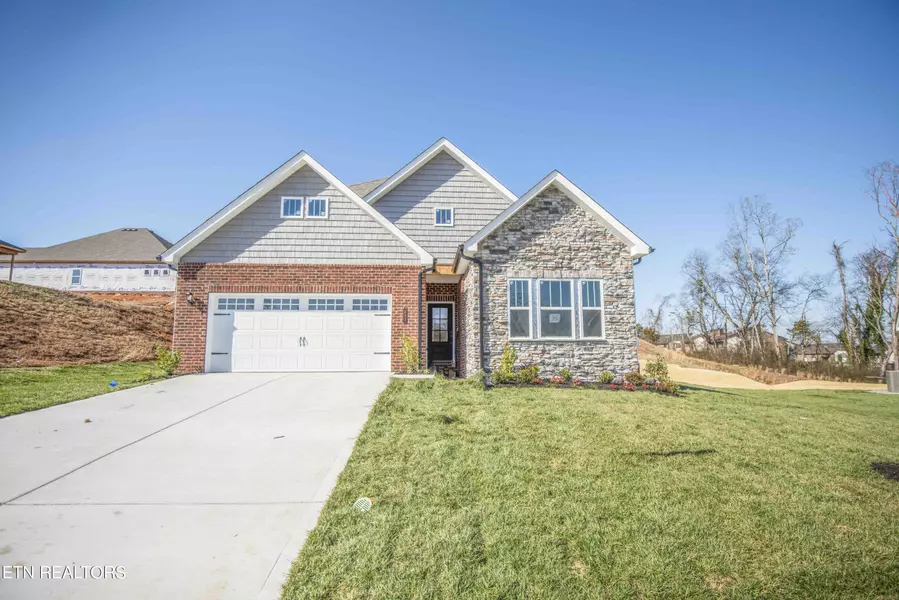 233 English Oak LN, Lenoir City, TN 37771