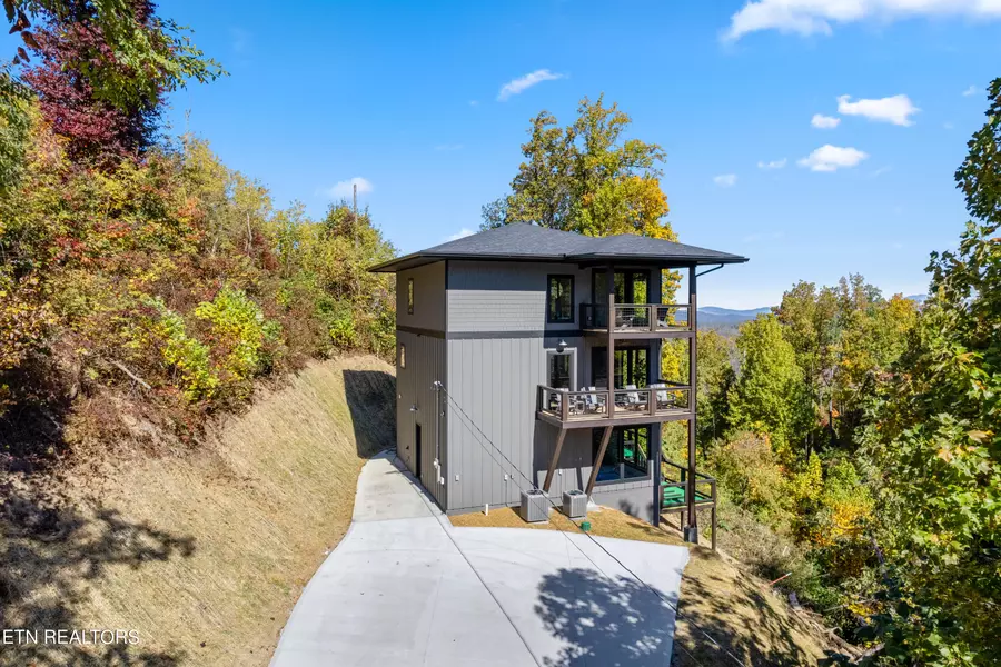 741 Chestnut DR, Gatlinburg, TN 37738