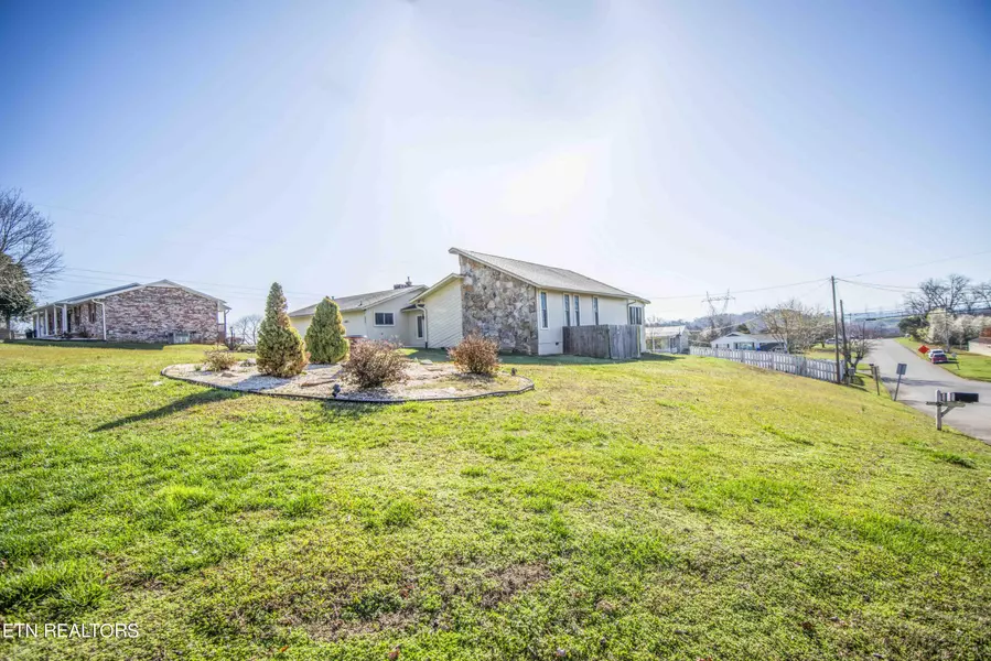 2681 Avery CIR, Lenoir City, TN 37772