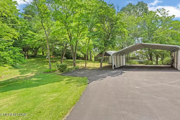 Lafollette, TN 37766,270 Dogwood Acres